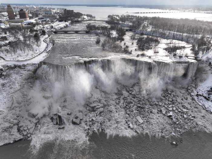 Cascada Niagara din SUA a înghețat. Un curcubeu a fost surprins de turiști / FOTO