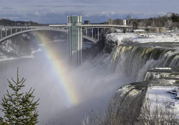 Cascada Niagara din SUA a înghețat. Un curcubeu a fost surprins de turiști / FOTO