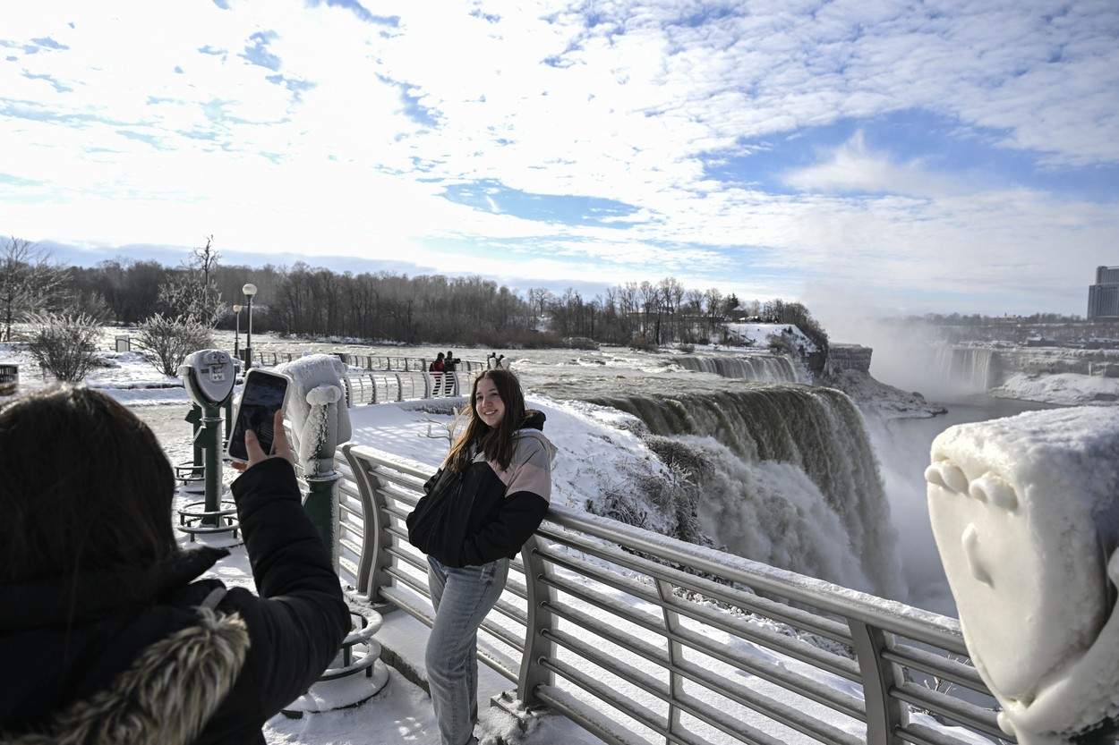 Cascada Niagara din SUA a înghețat. Un curcubeu a fost surprins de turiști / FOTO