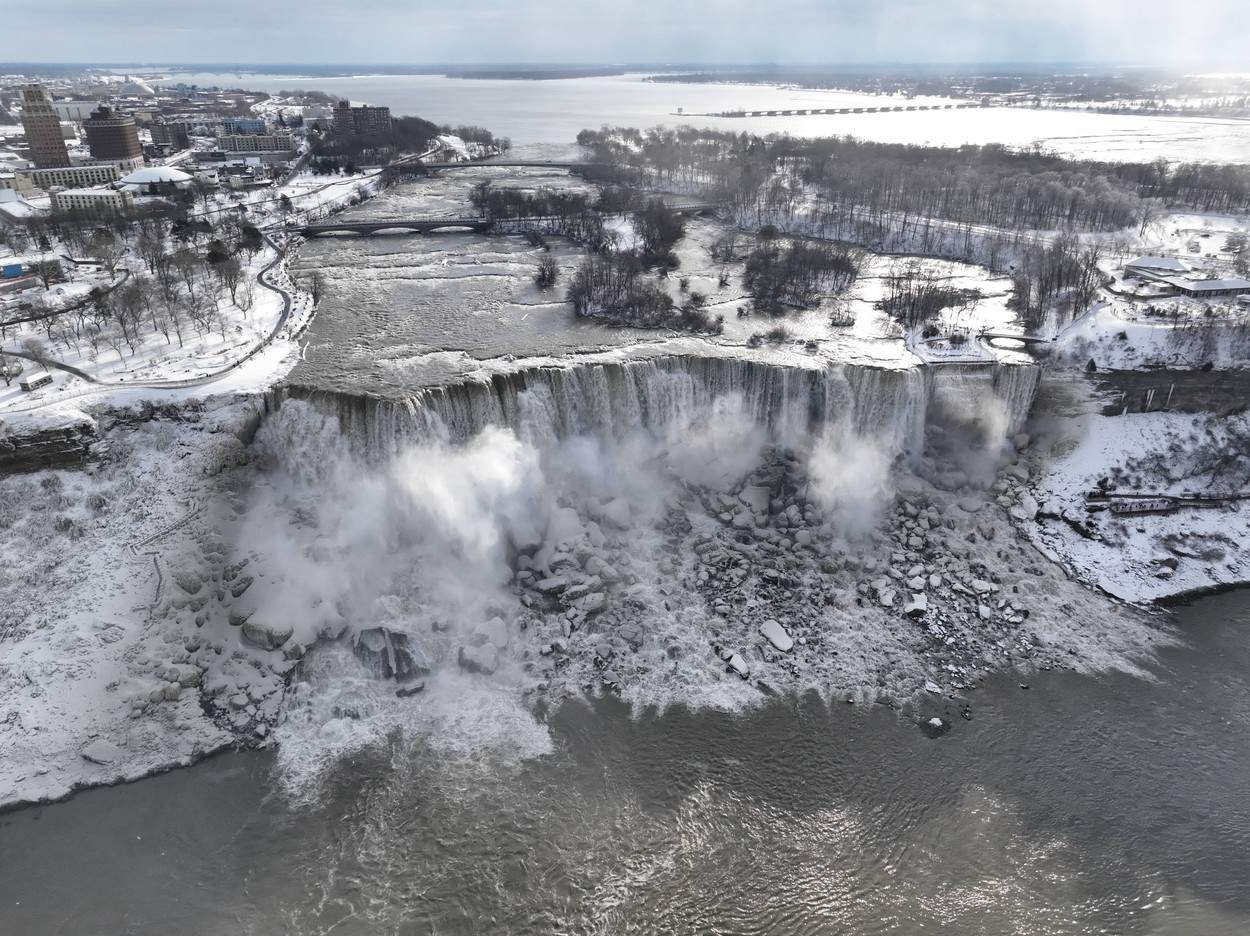 Cascada Niagara din SUA a înghețat. Un curcubeu a fost surprins de turiști / FOTO