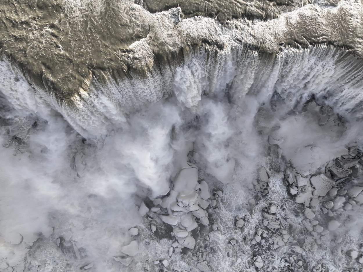 Cascada Niagara din SUA a înghețat. Un curcubeu a fost surprins de turiști / FOTO