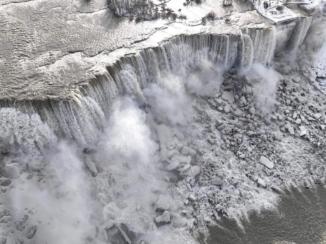 Cascada Niagara din SUA a înghețat. Un curcubeu a fost surprins de turiști / FOTO