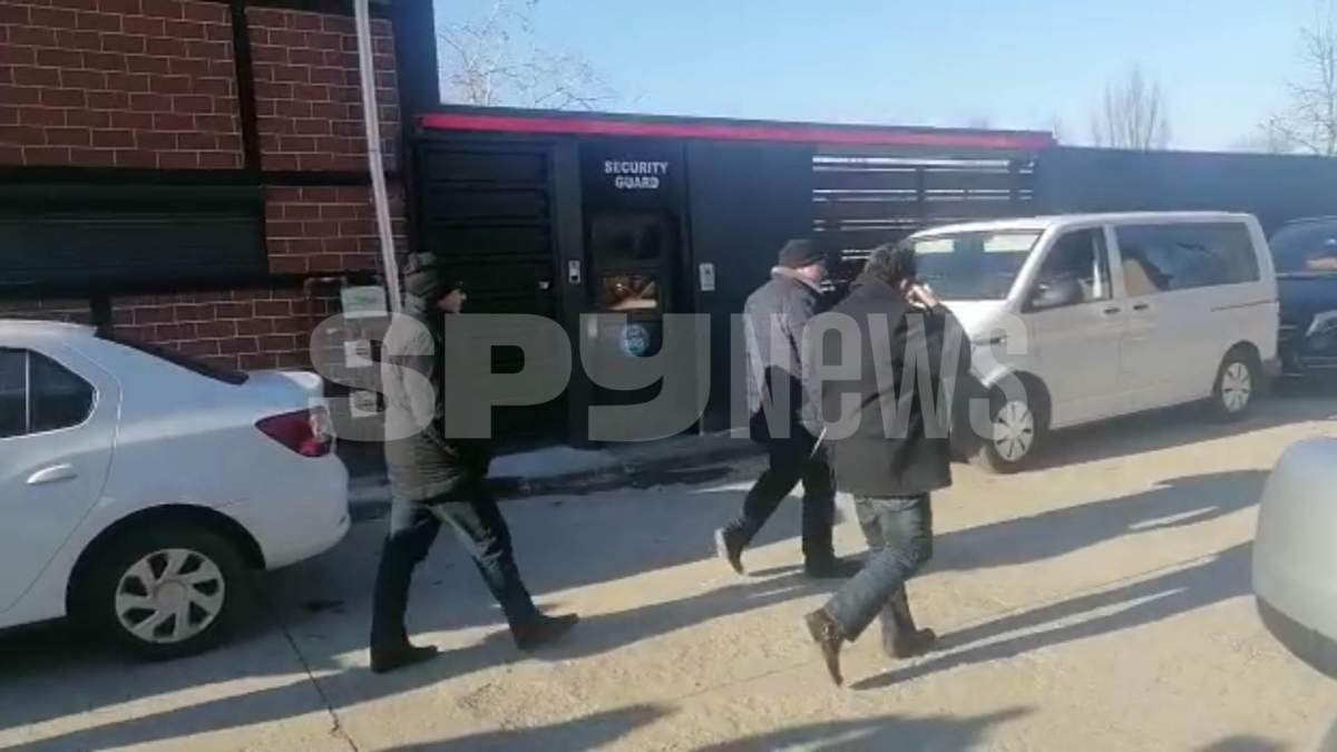 Procurorii DIICOT au ajuns la vila fraților Tate și au avut nevoie de ajutor pentru a găsi intrarea. Procurorii DIICOT la vila fraților Tate.