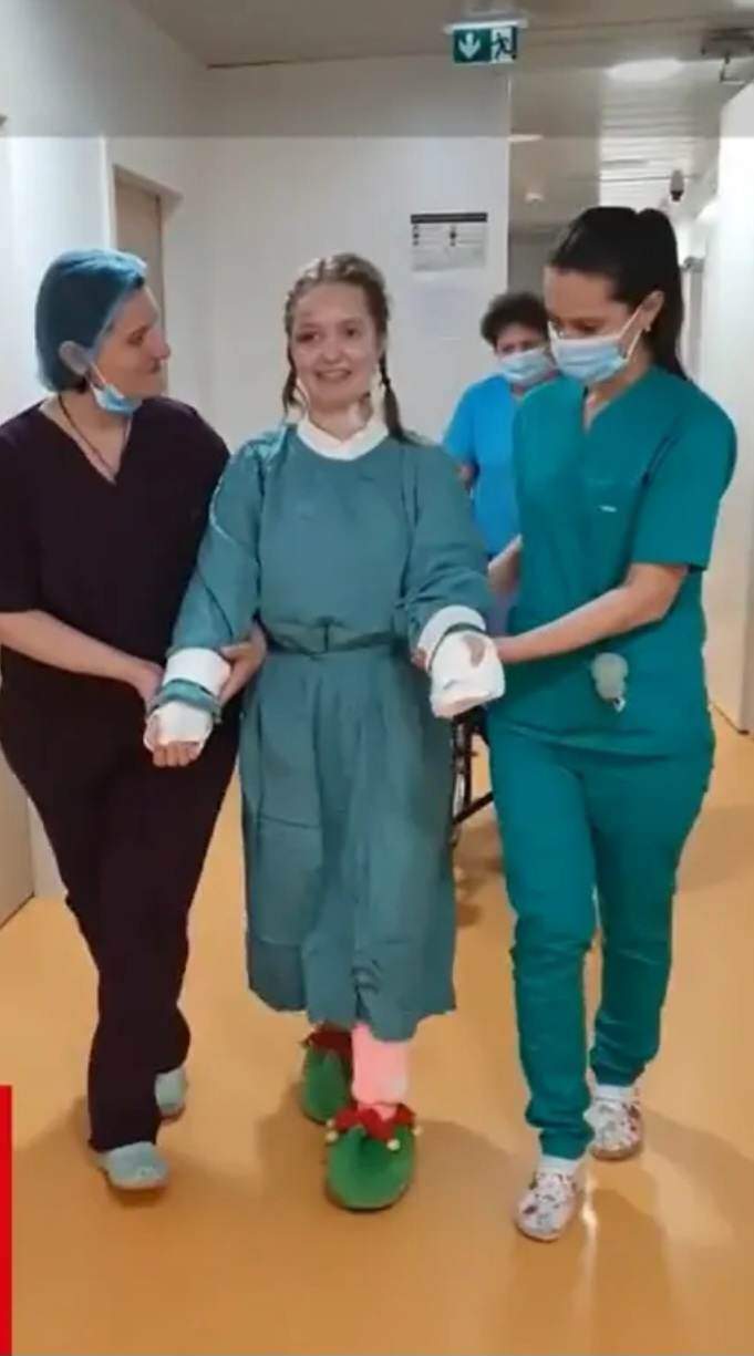 Primele imagini cu Alexia, adolescenta de 15 ani care a fost implicată în accidentul din Pașcani, după ce medicii i-au replantat brațele. Tânăra a fost operată 20 de ore