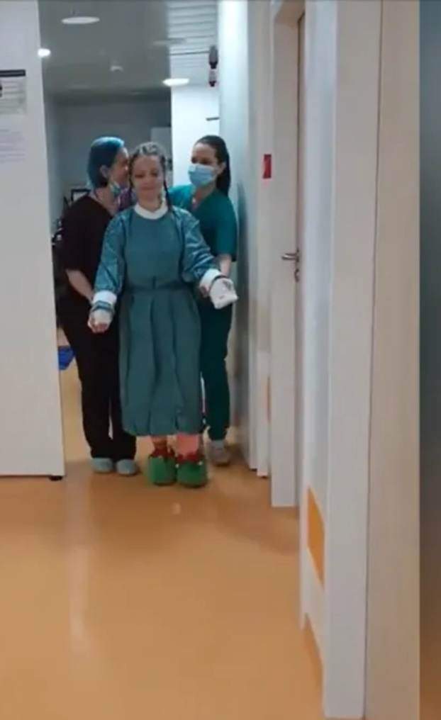 Primele imagini cu Alexia, adolescenta de 15 ani care a fost implicată în accidentul din Pașcani, după ce medicii i-au replantat brațele. Tânăra a fost operată 20 de ore