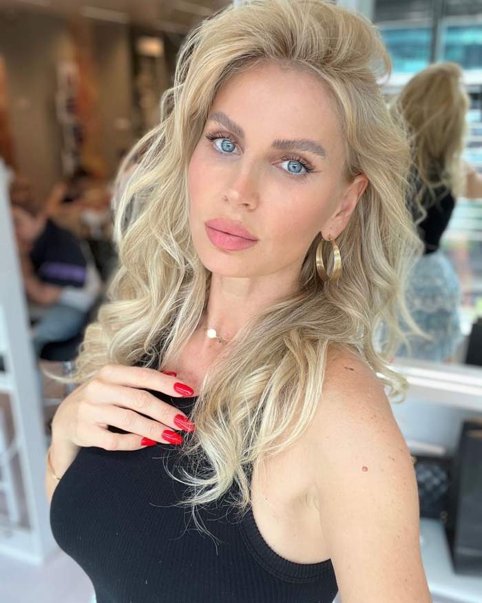 O recunoști pe fetița din imagine? Timpul a trecut, iar acum este una dintre cele mai apreciate cântărețe din România