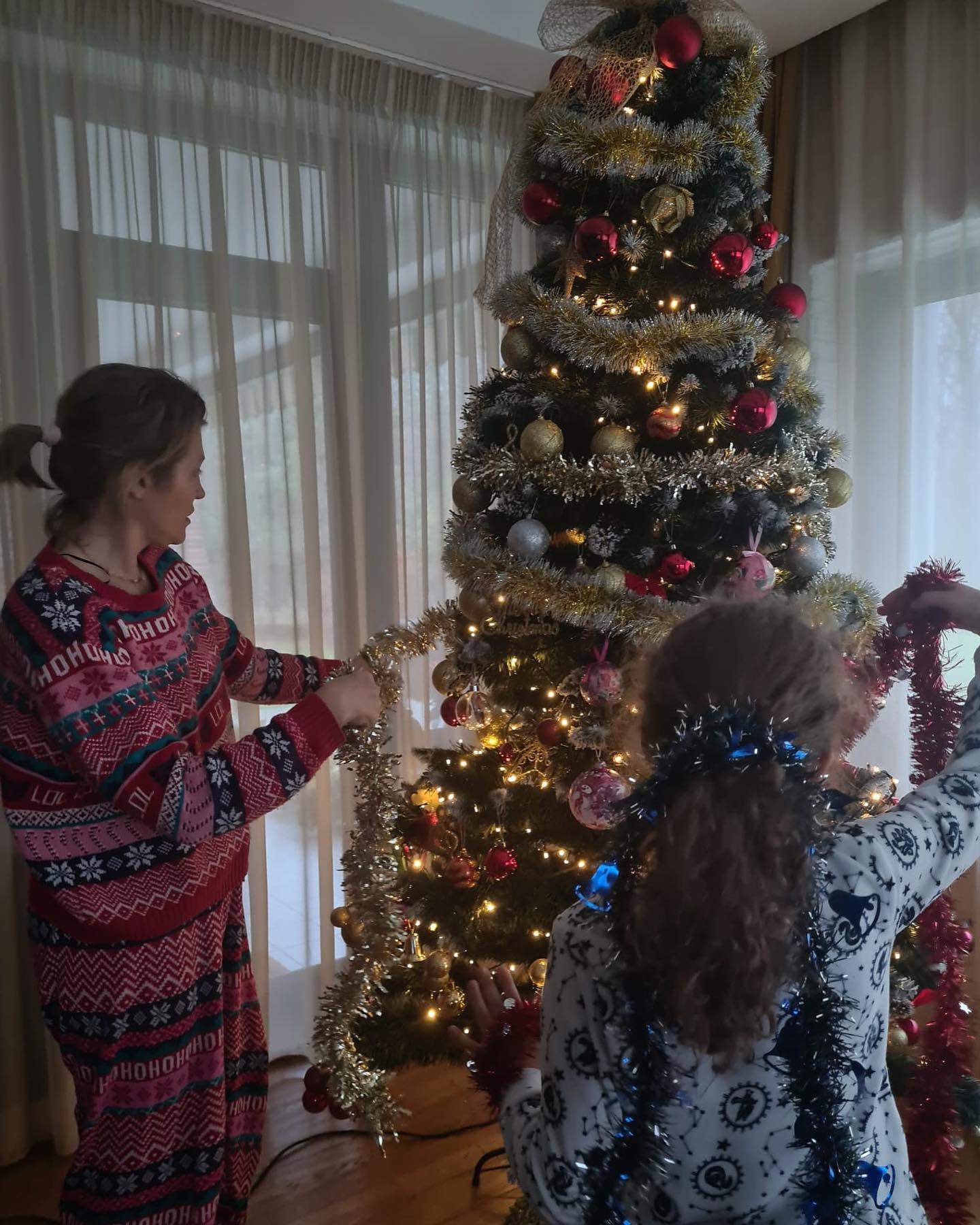 Mirela Vaida a împodobit bradul pentru Crăciun. Ce a postat prezentatoarea: „Au început sărbătorile de iarnă” / FOTO