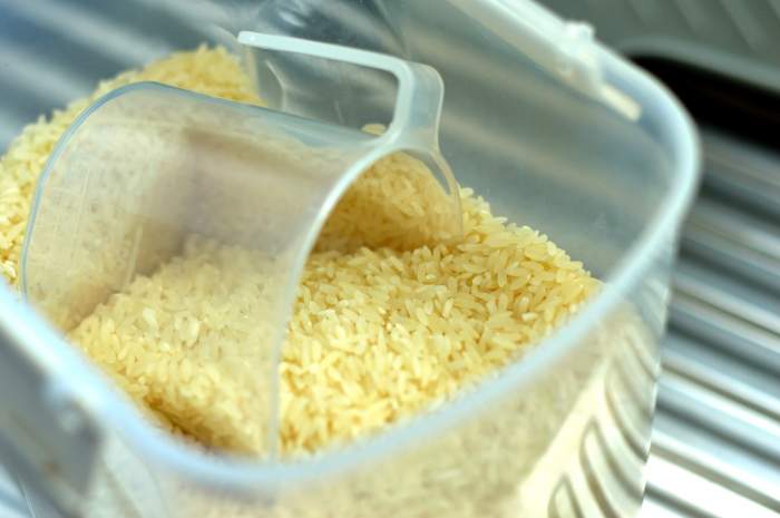 Trucuri cu orez pentru absorbirea umidității.