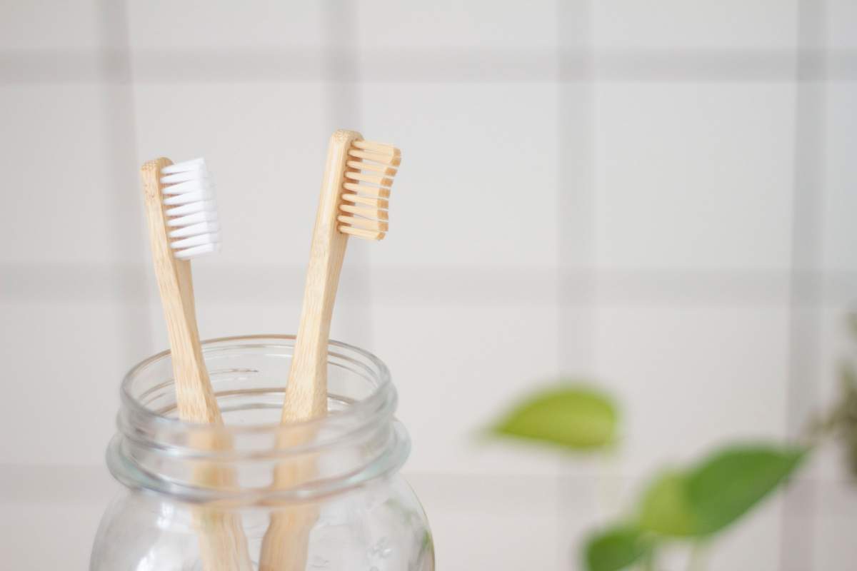 Spălatul pe dinți, recomandat înainte sau după micul dejun? Ce spun specialiștii
