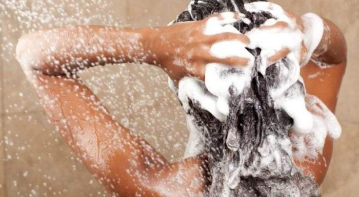 De ce nu e bine să te speli pe păr cu apă fierbinte. Te expui la un mare pericol