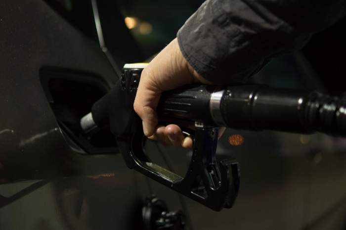 Cât costă astăzi un litru de benzină. Prețul a revenit la valoarea pe care o avea înainte să înceapă războiul din Ucraina