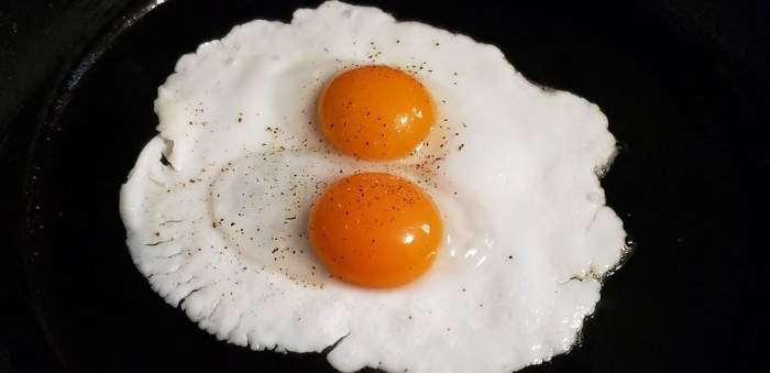 De ce se pune făină în tigaia unde prăjești ouăle. Toate gospodinele trebuie să știe secretul