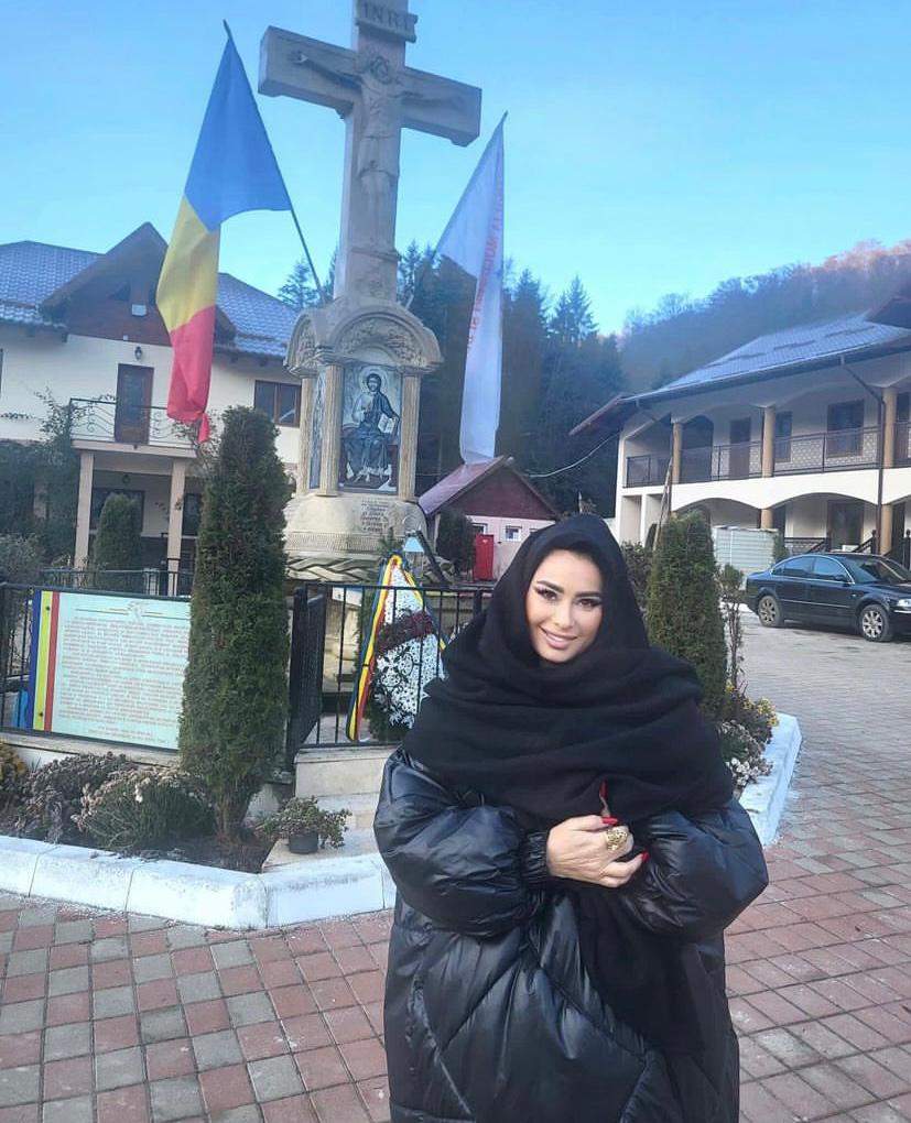 Anamaria Prodan a mers la Mănăstirea Nechit. Multe persoane care au probleme în familie merg să se roage