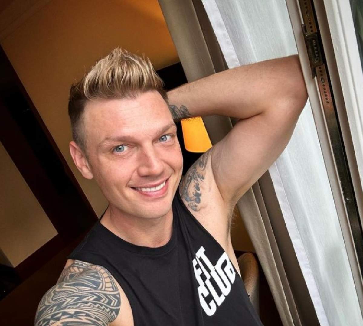 Nick Carter în timp ce pozează