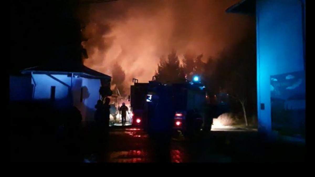 Incendiu puternic la Mânăstirea Nucet din Dâmbovița. Mai multe autospeciale au intervenit