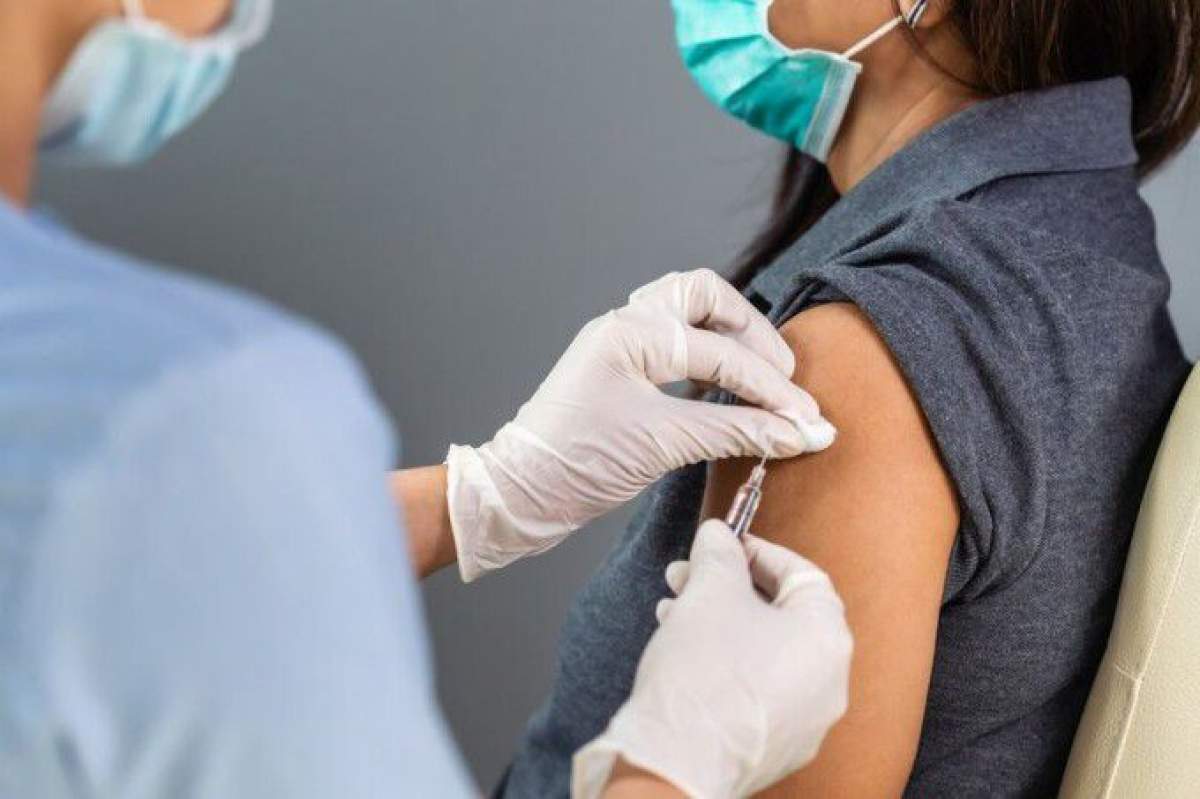 Vaccinarea anti-COVID devine obligatorie în Austria. Ce amenzi uriașe riscă persoanele care refuză să se imunizeze