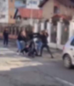 Mai multe eleve din Focșani și-au împărțit pumni și picioare în mijlocul străzii. Bătaia din fața școlii a fost filmată / VIDEO