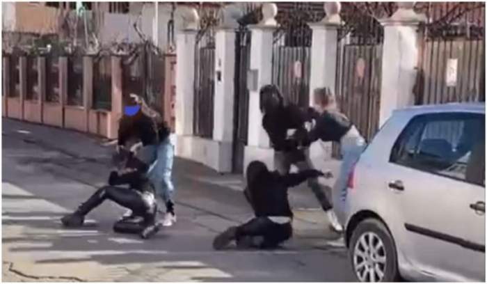 Mai multe eleve din Focșani și-au împărțit pumni și picioare în mijlocul străzii. Bătaia din fața școlii a fost filmată / VIDEO