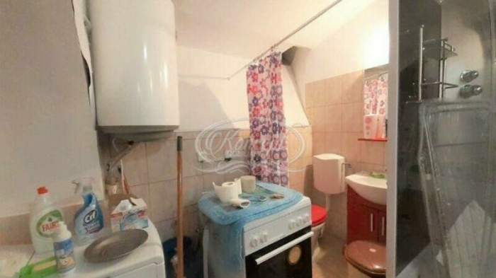 O garsonieră, cu toaleta ascunsă după aragaz, scoasă la vânzare. Cu cât se vinde, la Cluj
