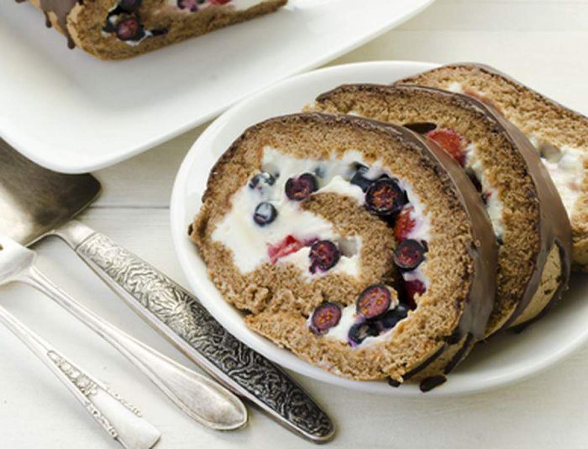 Rețetă de ruladă cu spumă de afine. Un desert delicios și ușor de preparat