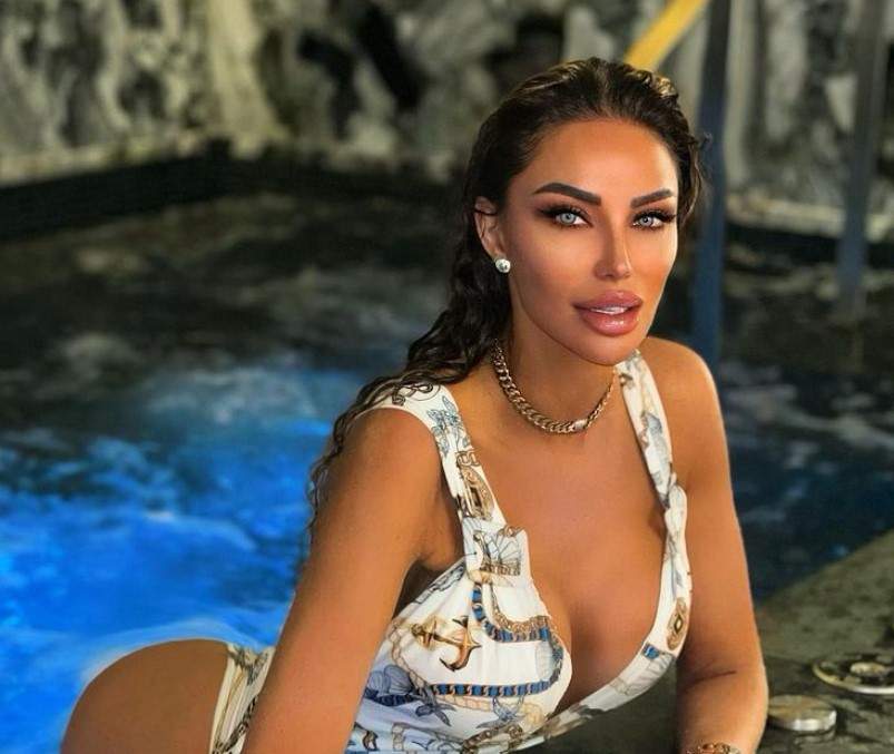 Bianca Drăgușanu, la piscină