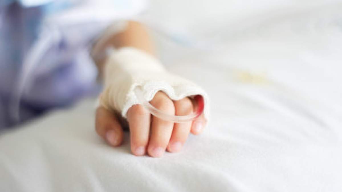 A murit copilul bătut de părinți! A murit copilul din Neamț, bătut de mama lui și de concubinul ei. Micuțul avea doar doi ani și jumătate