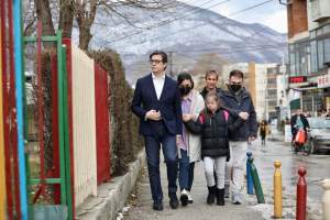 Cum a ajuns o fetiță cu sindrom Down, umilită de colegi, să fie dusă la școală de președintele țării, în Macedonia de Nord