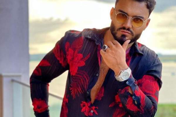 Jador, așa cum nimeni nu l-a mai văzut! Cântărețul s-a fotografiat în rolul de profesor: "O nouă meserie mă așteaptă" / FOTO