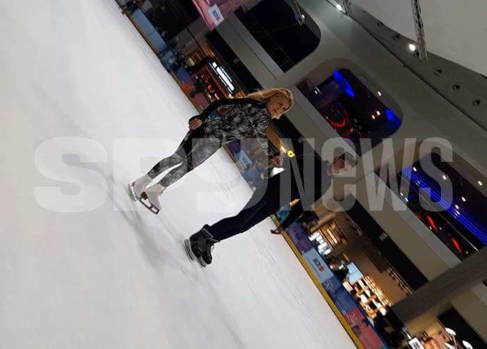 Andreea Bălan, spectacol la patinoar într-un centru comercial. Cântăreața a făcut show pe gheață în fața tuturor / PAPARAZZI