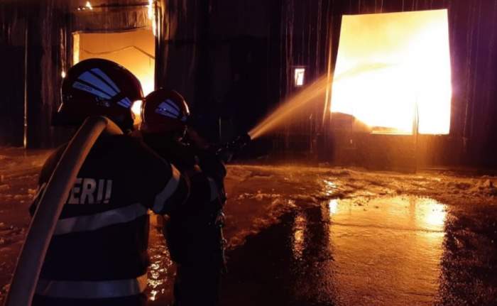 Incendiu puternic în Maramureș, la o fabrică de mobilă. Pompierii încearcă să stingă flăcările de mai bine de cinci ore / FOTO