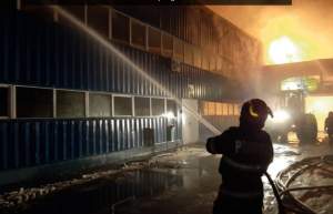 Incendiu puternic în Maramureș, la o fabrică de mobilă. Pompierii încearcă să stingă flăcările de mai bine de cinci ore / FOTO