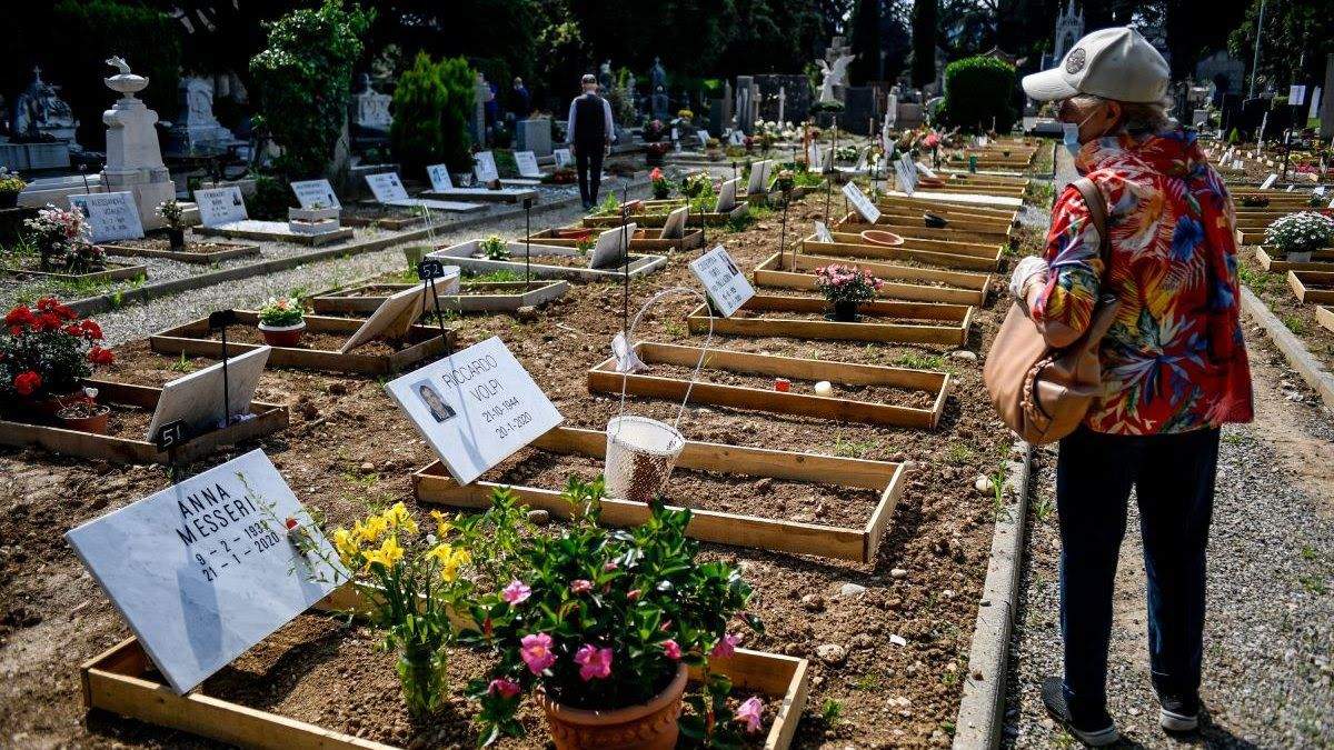 O femeie a murit pe mormântul soțului ei de Ziua Îndrăgostiților, după ce a mers timp de 40 de ani la cimitir
