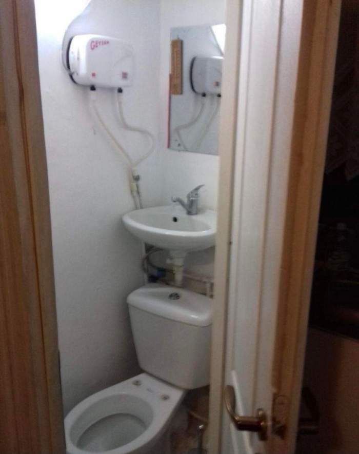O garsonieră, cu chiuveta deasupra toaletei, scoasă spre închiriere, în Târgu Mureș. Ce sumă va plăti persoana care se va muta:  ,,Este uscătorie transformată”