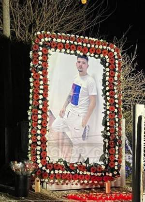Imagini sfâșietoare de la înmormântarea lui Teo, tânărul de 18 ani care a murit în accidentul din Giurgiu. Zeci de persoane l-au condus pe ultimul drum / FOTO