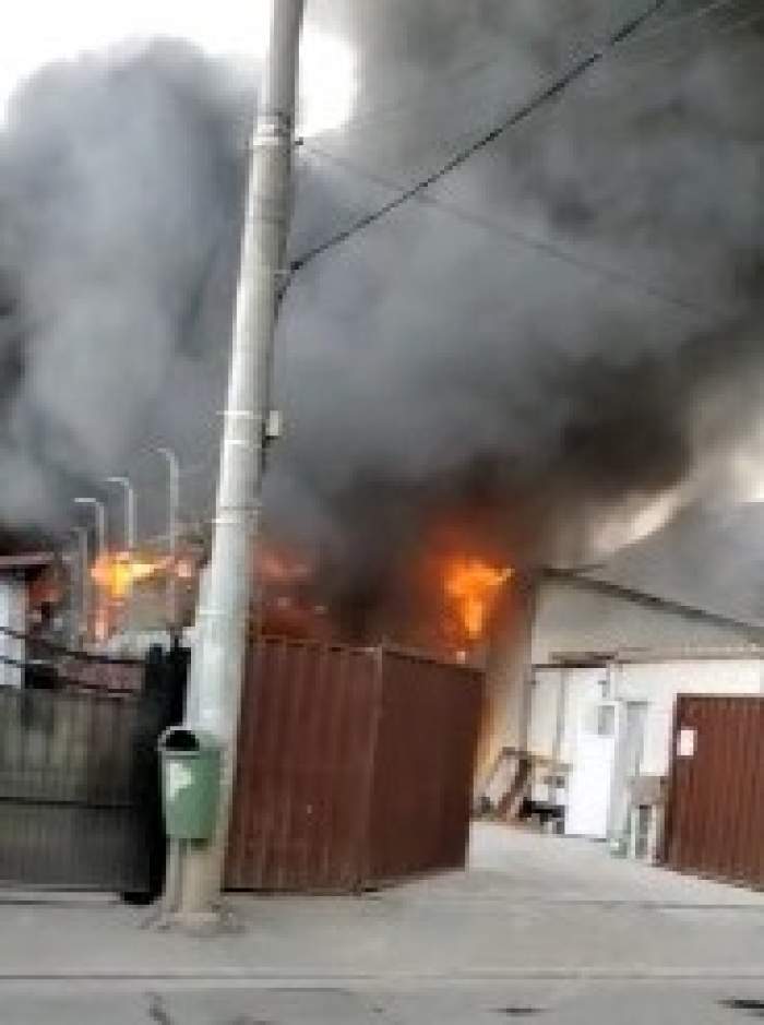 Incendiu de proporții la o casă din Prelungirea Ghencea. Pompierii intervin de urgență / FOTO