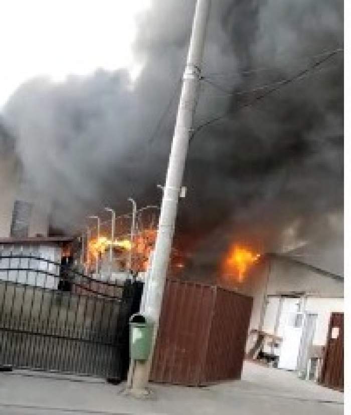 Incendiu de proporții la o casă din Prelungirea Ghencea. Pompierii intervin de urgență / FOTO