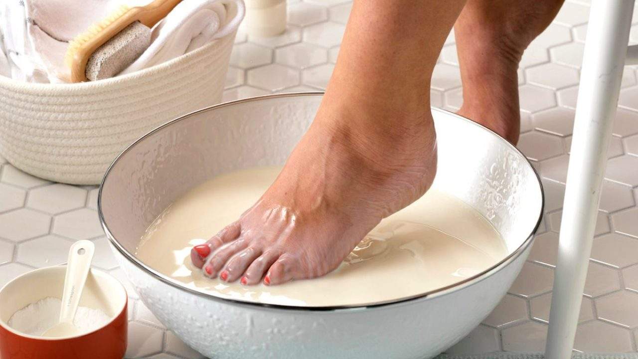 Ванночка от запаха ног в домашних. Ножная ванна для ног. Молочная ванночка для ног. Ванночки для пяток ног.