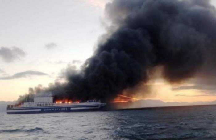 Un feribot a luat foc în Marea Mediterană. 29 de români erau la bord atunci când a izbucnit incendiul / FOTO