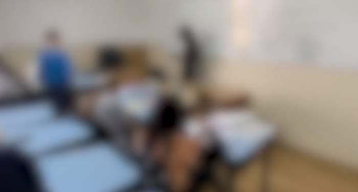 Elevă din Brăila, bătută cu palmele și picioarele de o colegă, chiar în sala de clasă. Fata a încercat disperată să își sune tatăl, iar incidentul a fost filmat / FOTO