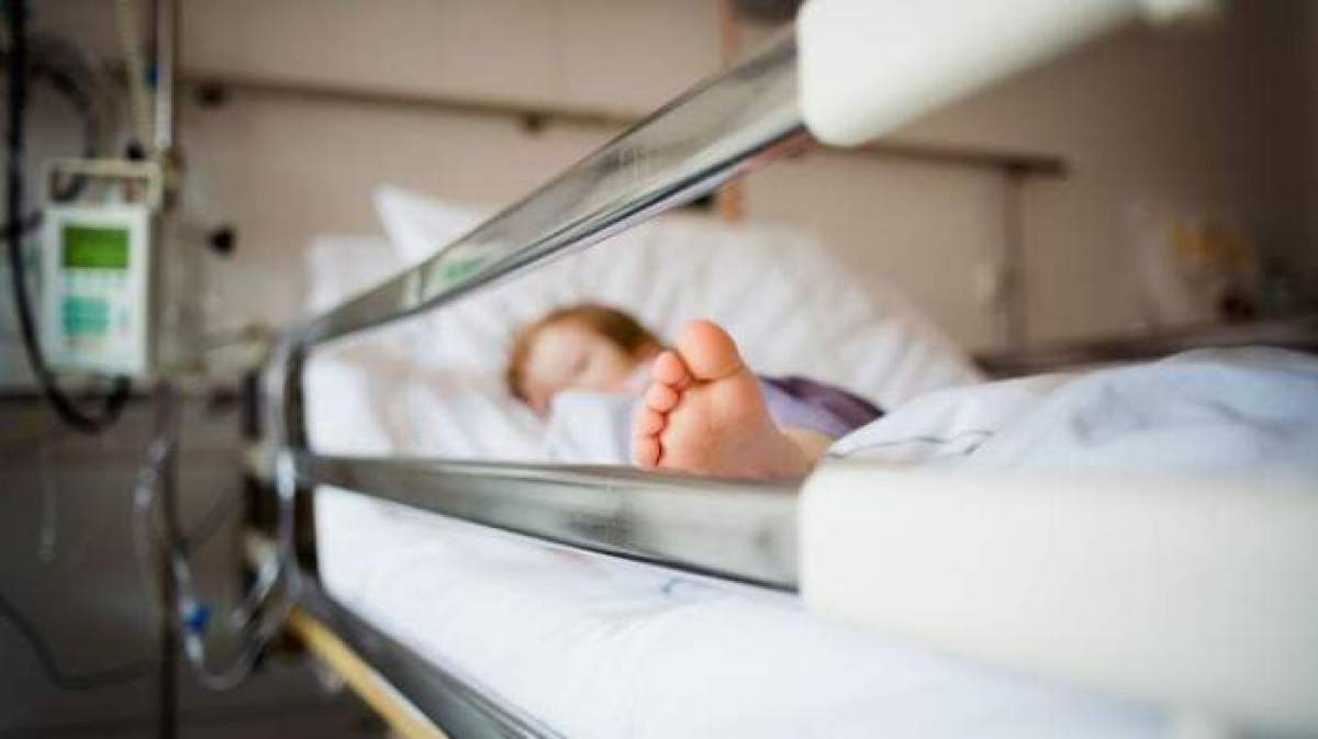 Un băiețel bolnav a fost refuzat de spitale din trei țări pentru că părinții lui nu sunt vaccinați anti-COVID
