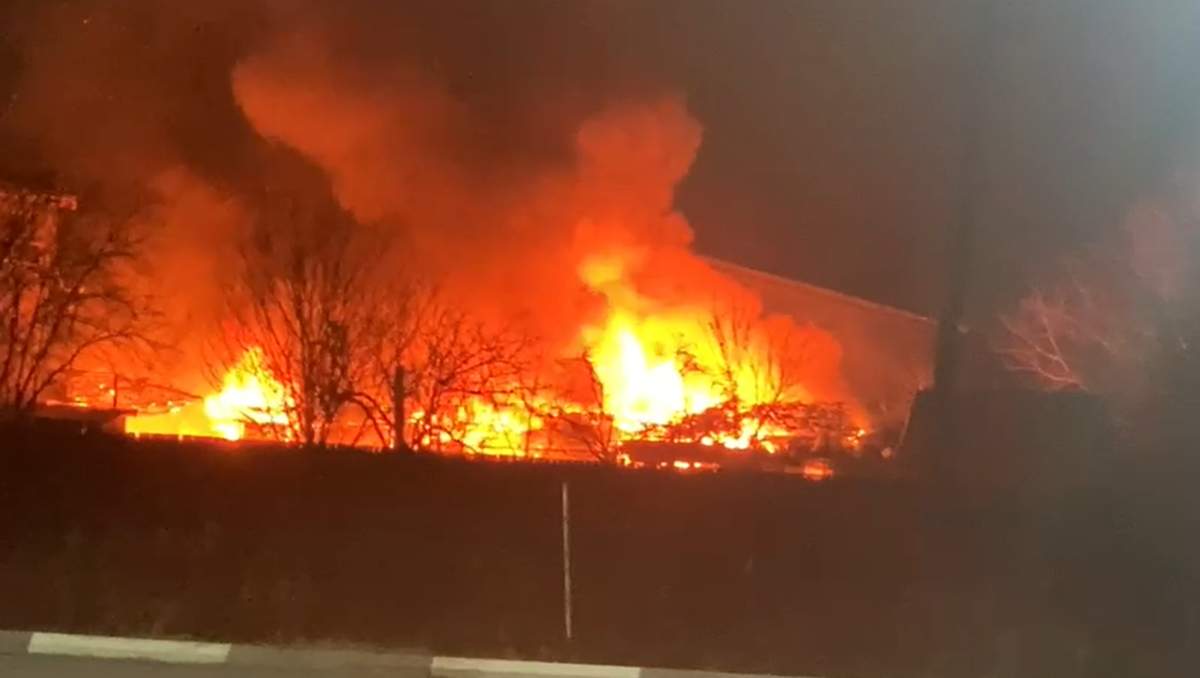 Incendiu puternic în București, în această seară. Se intervine de urgență / VIDEO