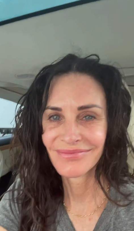 Courteney Cox regretă intervențiile estetice la față. Actrița din Friends își amintește că arăta ”ciudat” din cauza injecțiilor