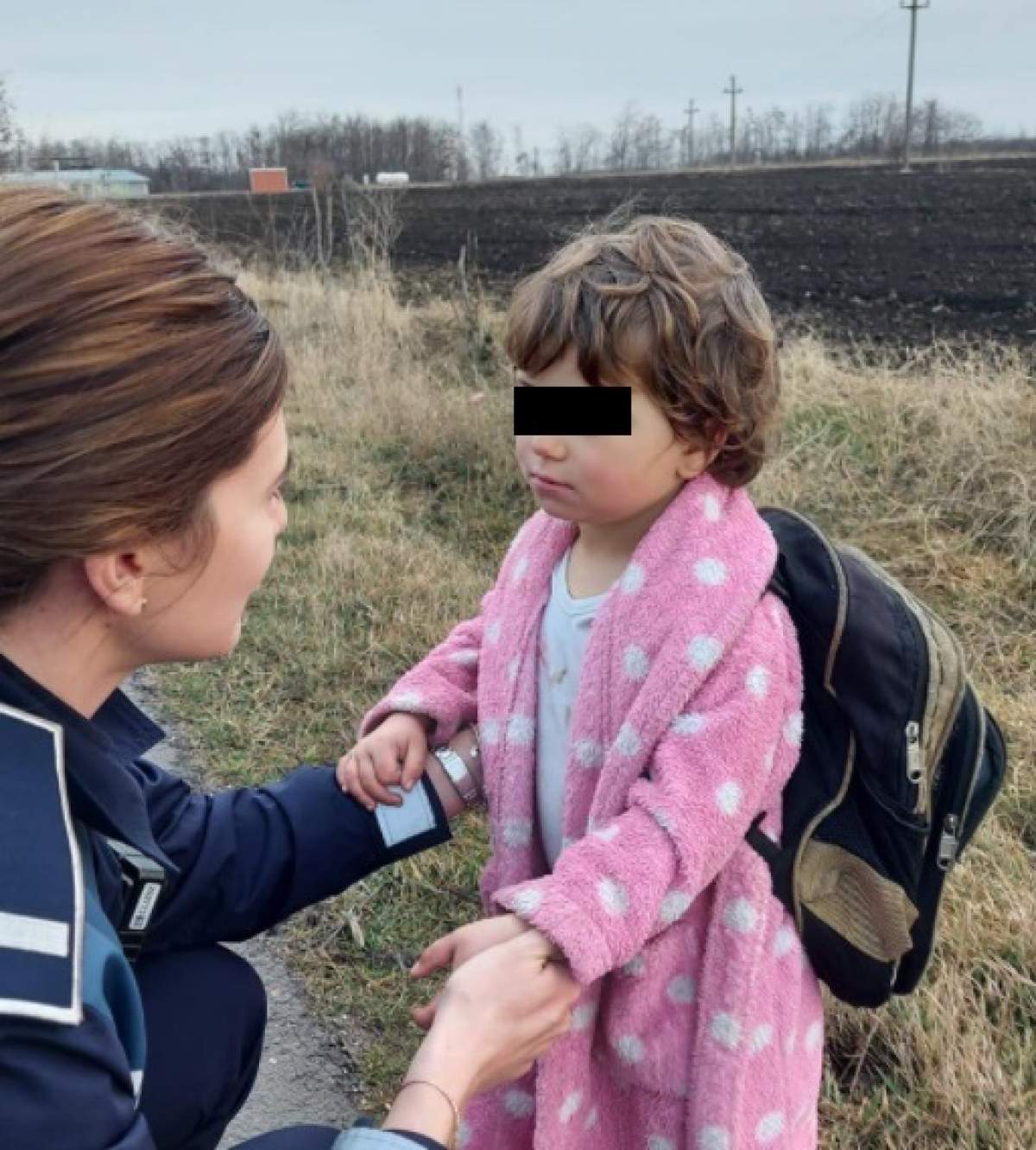 O fetiță de 3 ani a fost găsită de polițiști pe marginea drumului, în Buzău. Copila avea și un ghiozdan în spate: ”Mare a fost surprinderea” / FOTO