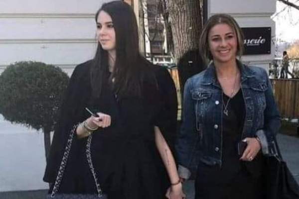 Rebecca, fiica Anamariei Prodan, și-a ieșit din minți, pe Internet. Ce i s-a întâmplat, după ce i-ar fi dedicat un semn obscen lui Laurențiu Reghecampf: ”Sunteți niște animale”