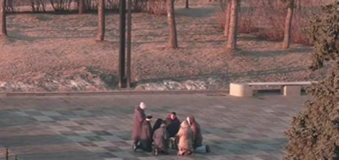 Imagini cu ucrainieni care se roagă în genunchi în oraşului Harkov. Momentul a fost surprins după ce Rusia a început războiul