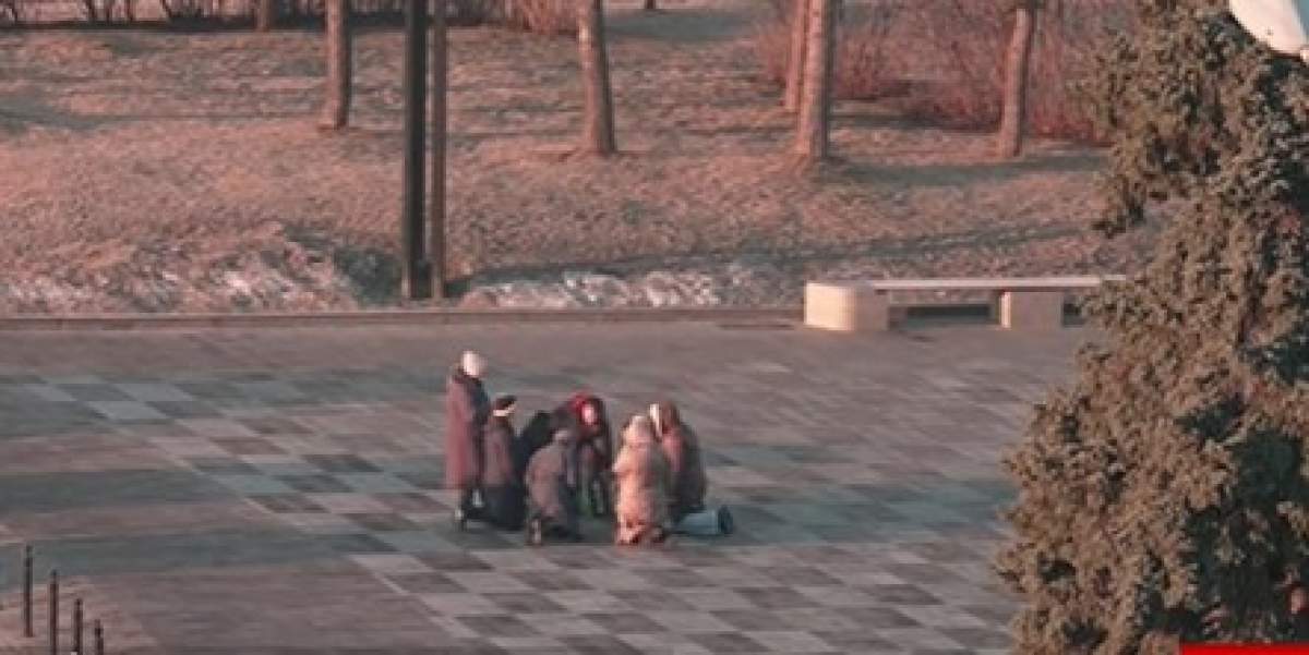 captură video cu ucrainieni care se roagă în genunchi