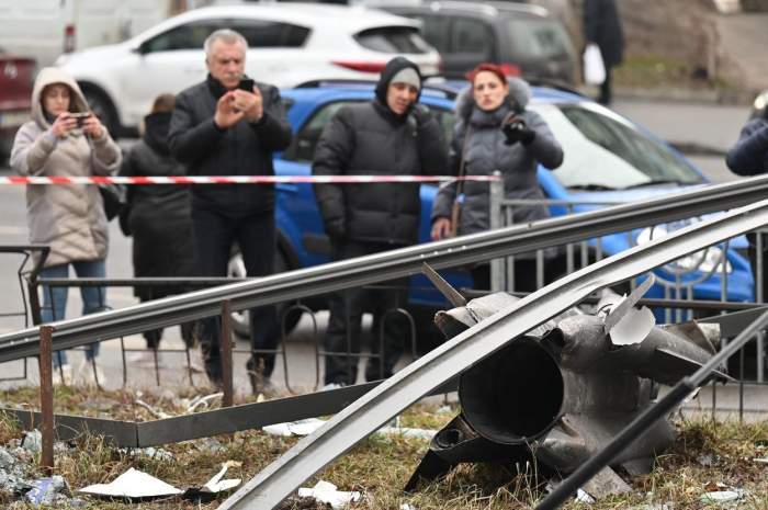 Imagini îngrozitoare surprinse în infernul din Ucraina. Clădiri și mașini distruse, oameni pe drumuri și focuri la orice pas / VIDEO