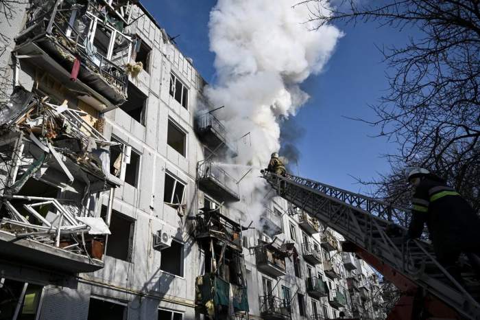 Imagini îngrozitoare surprinse în infernul din Ucraina. Clădiri și mașini distruse, oameni pe drumuri și focuri la orice pas / VIDEO