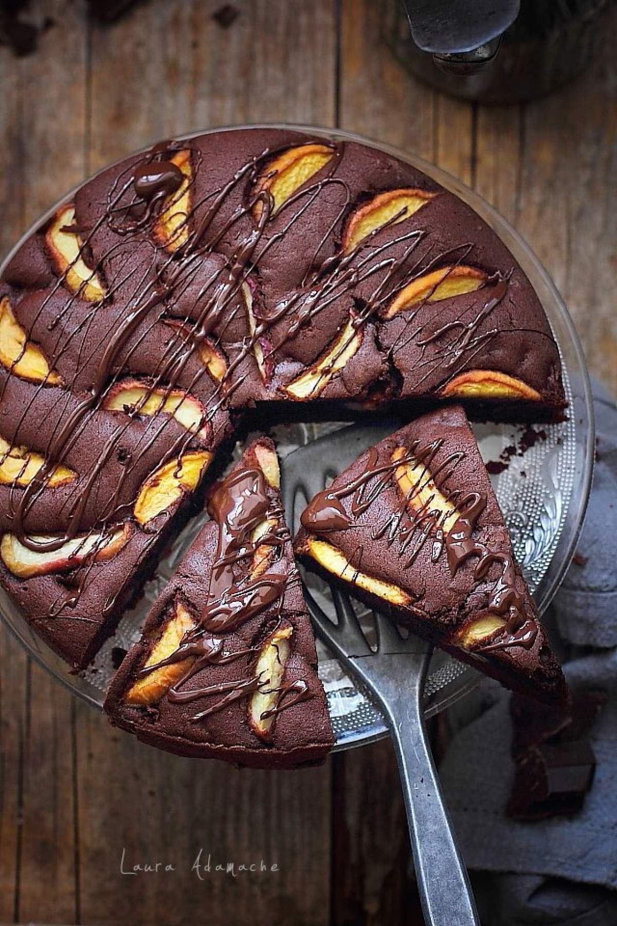 Rețetă de prăjitură cu piersici și ciocolată. Cel mai rapid și delicios desert