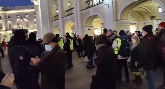 Manifestații în mai multe orașe din Rusia, după invadarea Ucrainei. Protestatarii au fost arestați de către oamenii legii / FOTO